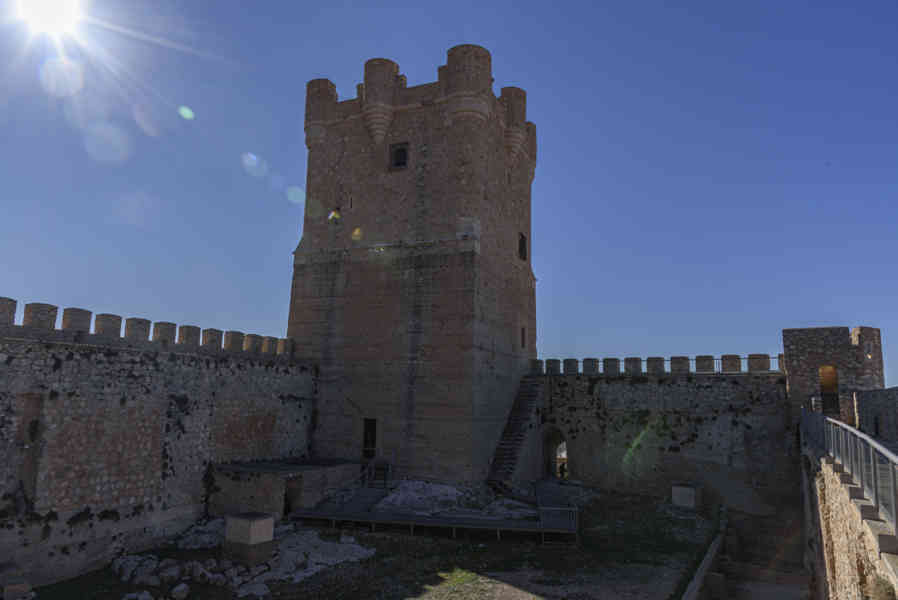 Alicante - Villena 14 - castillo de la Atalaya - torre del Homenaje y patio de Armas.jpg